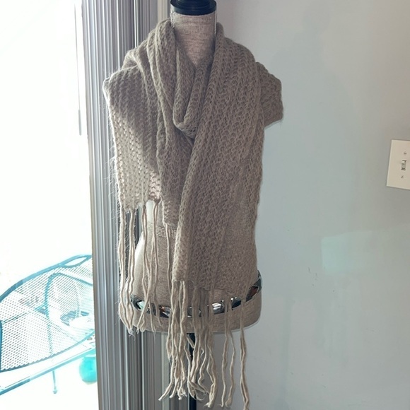 Treasure Topkapi beige scarf with fringe Mohair blend.  Excellent condition. - Picture 1 of 6